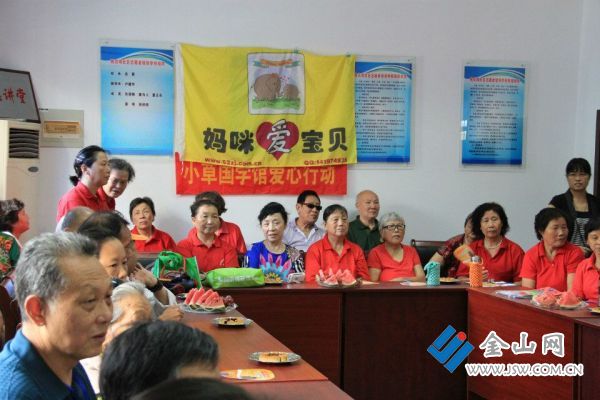 2015年走进石马湾社区和老人一起联欢