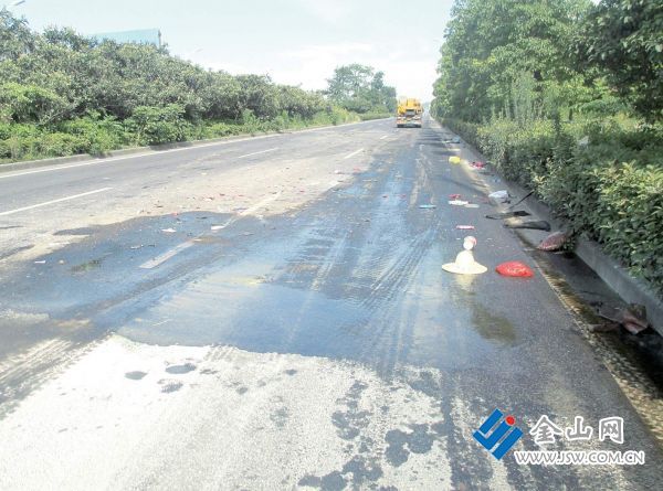 货车发生事故致漏油 多名骑车人不慎滑倒