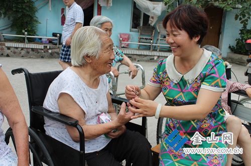 红光社区党员志愿者开展助老服务