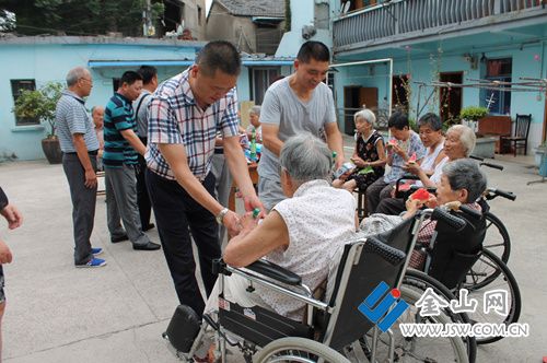 红光社区党员志愿者开展助老服务