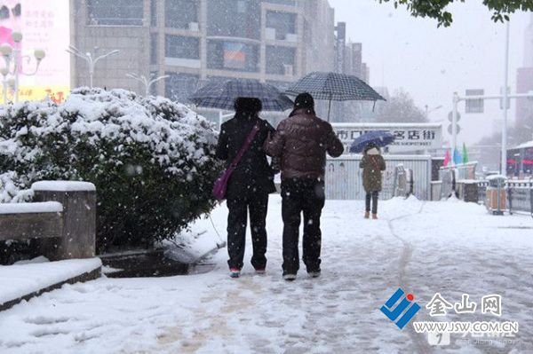 市民在人行道小心翼翼地走著。吳恙 攝