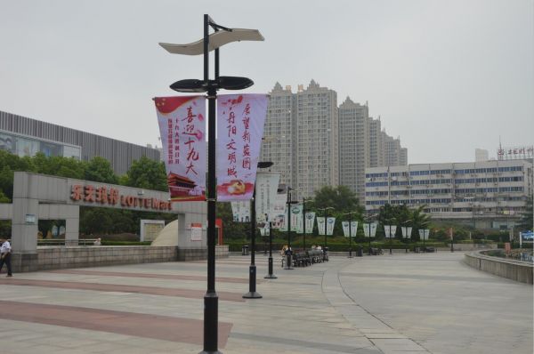 【公益廣告圖片】公共廣場：丹陽市民廣場景觀燈柱喜迎十九大公益廣告