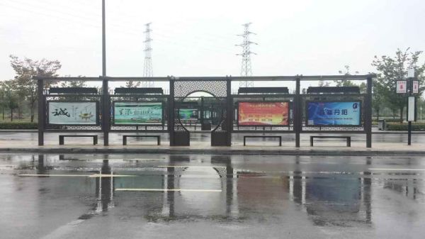 高鐵廣場公交站臺處公益廣告1