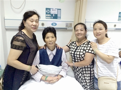 失獨老人住院,慈善義工親情陪護