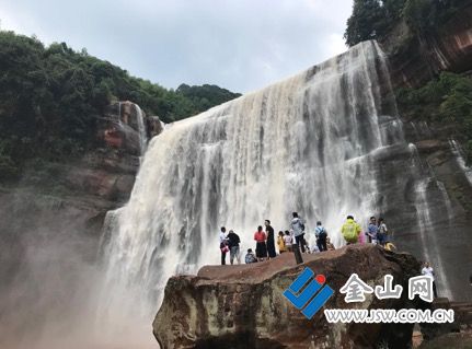 磅礴震撼的赤水大瀑布(孔华/摄)