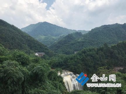 蓝天白云、山山水水,赤水处处有美景。(孔华/摄)