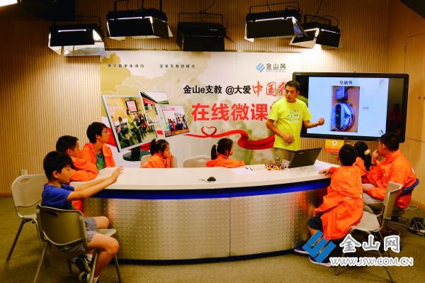 镇江实验学校的高先锋老师给孩子上科学实验课