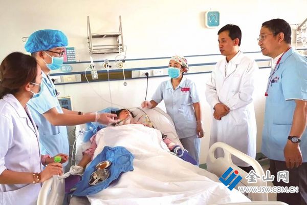 金兆辰在新疆參與救治現場，右一為金兆辰