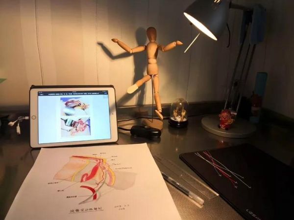 陳醫(yī)生繪畫工作臺照片