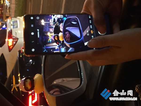 后视镜粘“小黄鸭”违法！ 丹阳女司机因此被罚款100元