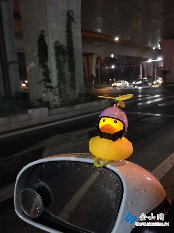 后视镜粘“小黄鸭”违法！ 丹阳女司机因此被罚款100元