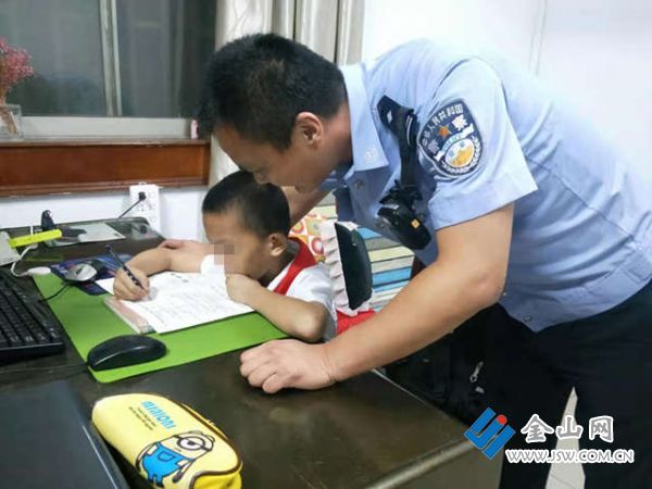 民警化身老师，辅导迷路孩子写作业