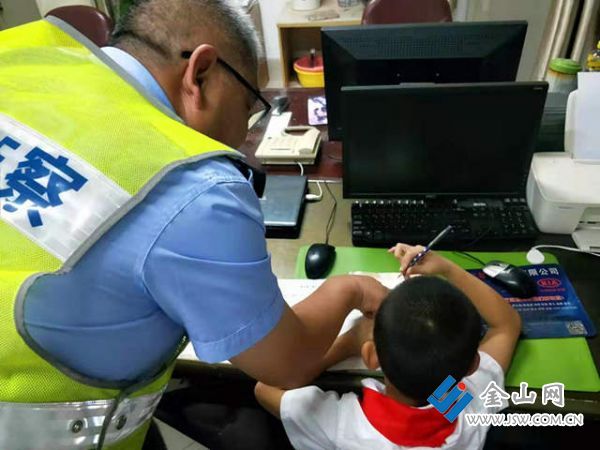 民警化身老师，辅导迷路孩子写作业