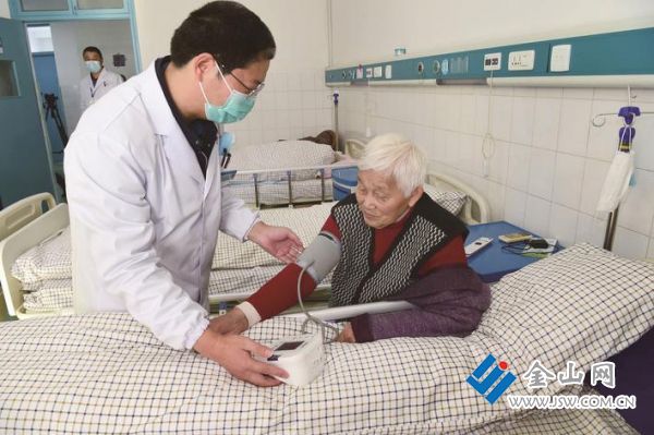 医生每日巡诊。 王呈 摄