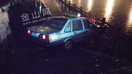 雨夜的出租车后座我听见电台播放着十年前我们最爱的歌 (雨夜出租车小说)