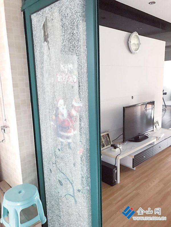 凌晨3时多家中移门玻璃突然爆裂
