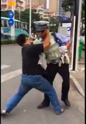 曝光:暴力袭警被交警当场制服,镇江上半年刑事拘留4人行政处罚4人