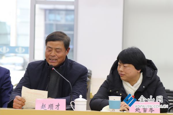 座谈会上,区局党委书记,局长黄继明向干部家属介绍了区局税务机构改革