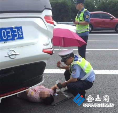 这位交警 你蹲下撑伞的动作真帅