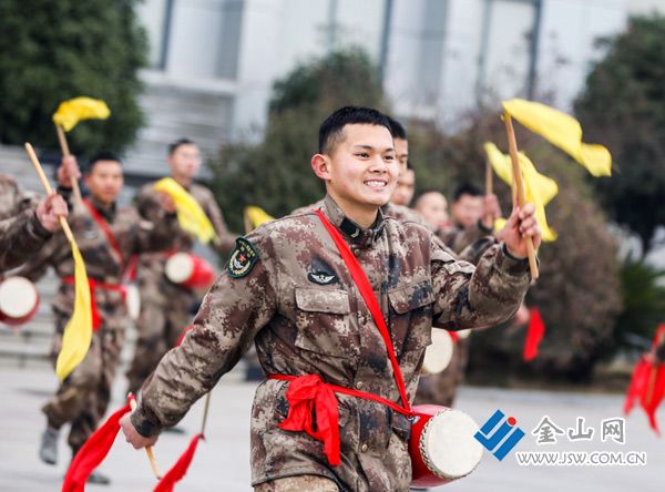 驻镇官兵喜迎春节
