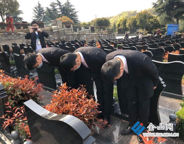 江苏镇江:不一样的祭扫方式,一样的缅怀深情