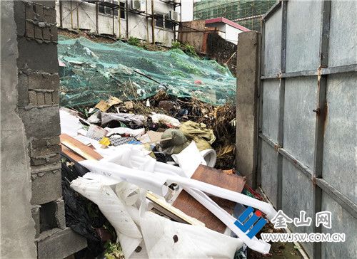 小区围墙内设露天垃圾场合适吗