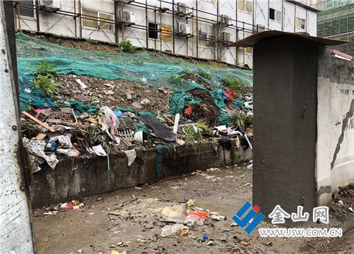 小区围墙内设露天垃圾场合适吗