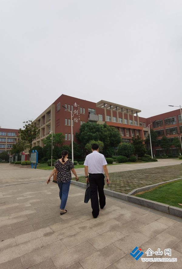 日前,镇江经开区法院执行干警先后前往镇江枫叶国际学校,镇江正兴学校
