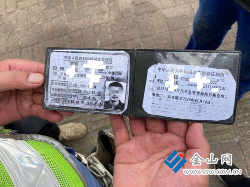 民警殷鹏达在中山东路,南门大街路口执勤时,发现一辆三轮摩托车违反了