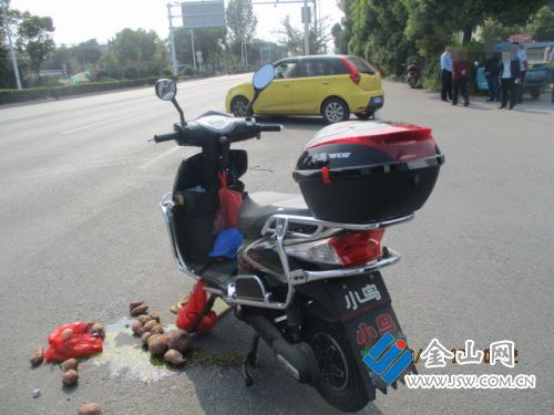 扬中一女子刚处理完交通事故,驾车出门后又撞上了_中国镇江金山网