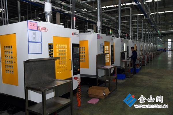 图为:盐城科升通讯科技有限公司的工人在加工产品.