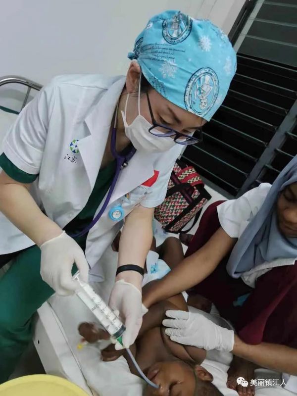 儿科医生刘欣在治疗当地患儿。
