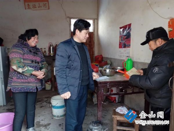 聂永平（左二）深入农户家中。