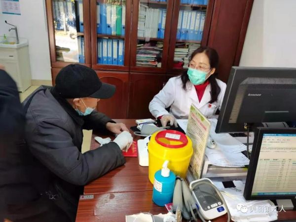 杨凌在花山湾社区卫生服务站给病人看病