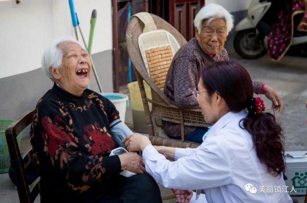 杨凌上门为老人量血压，老奶奶看到杨医生来开心地大笑。