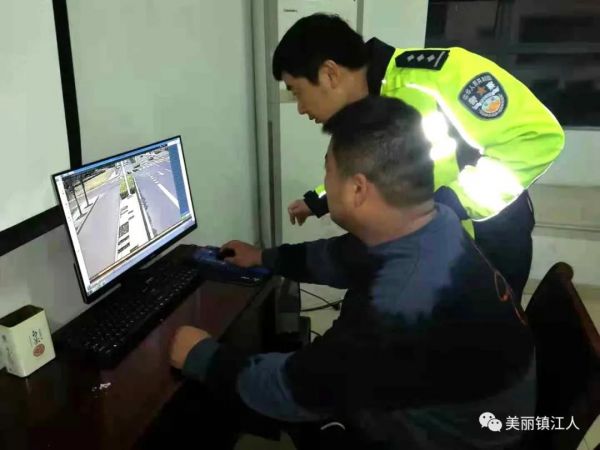 葛祥配合民警查找监控资料。