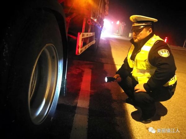 葛祥出外勤，配合民警查看事故痕迹。