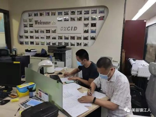 宋煜（右一）在办案现场。