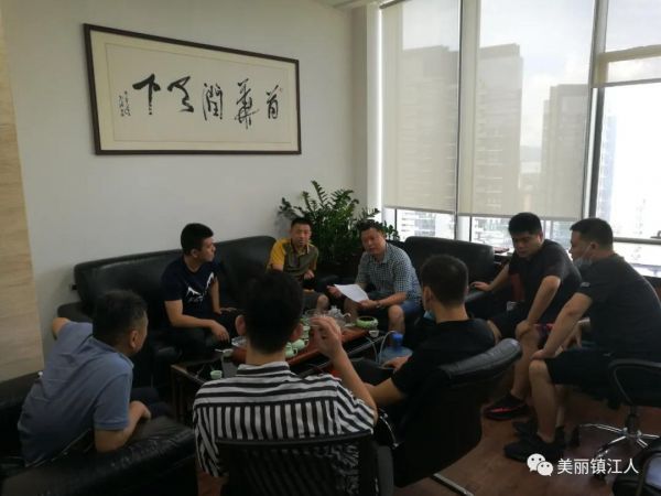 宋煜（右四）与战友研究案情。