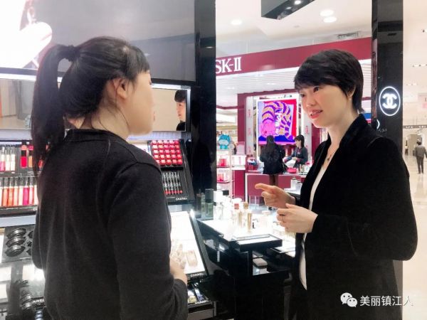 杨剑霞（右）与员工交流。