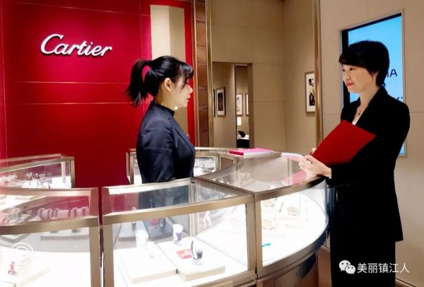 杨剑霞（右）与员工交流。-2