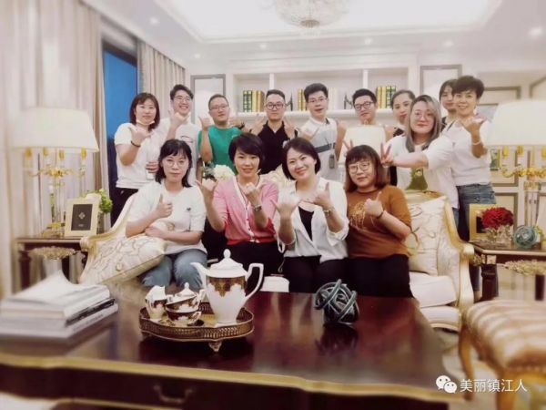 杨剑霞（前排左二）与她的团队在一起。