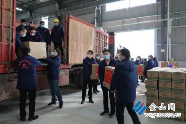 施文进组织员工向抗疫一线运输抗疫物资。