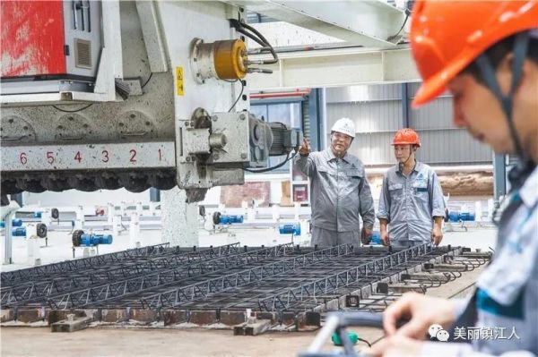 沈春雷（左）在生产一线指导工作。