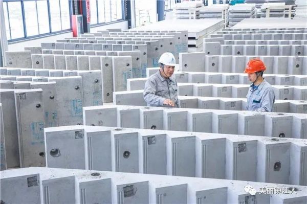 沈春雷（左）查看产品质量。