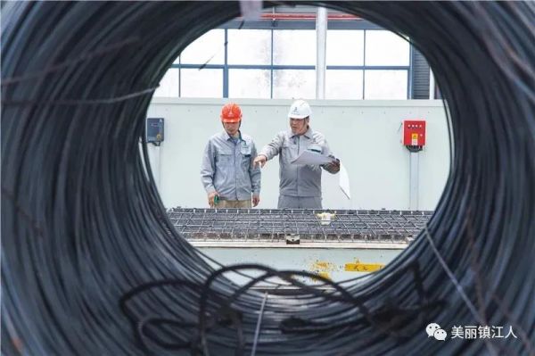 沈春雷（右）在工作中。