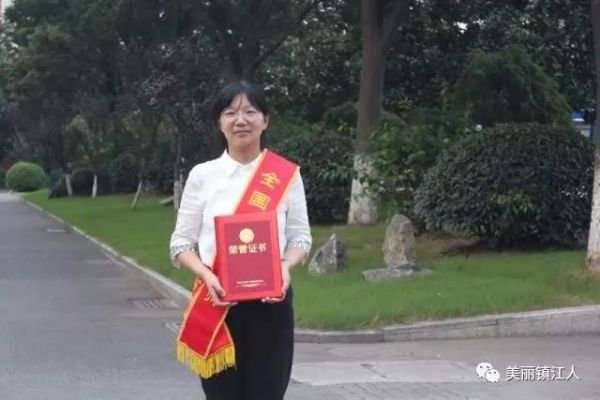 2019年9月5日，嵇云霞被人力资源社会保障部、教育部授予&ldquo;全国模范教师&rdquo;称号。