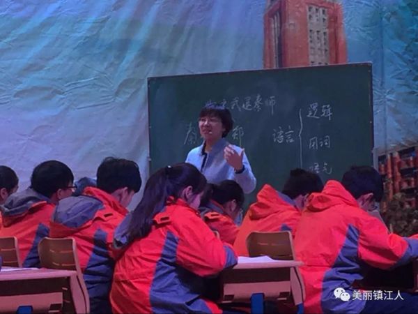 嵇云霞在给学生上课。