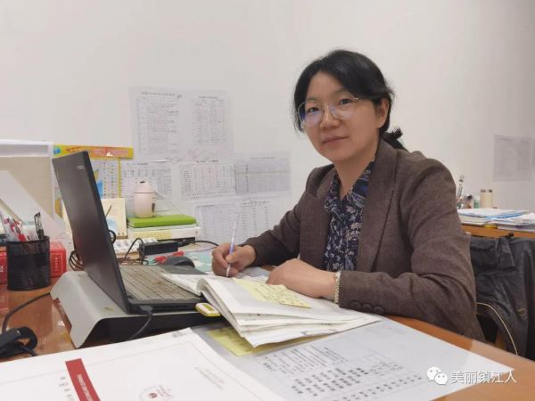 嵇云霞在办公室备课。