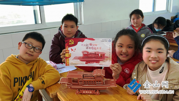 (江滨实小江花少年追梦团成员拼搭红船模型)
